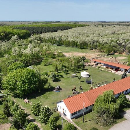 Akácliget Vendégház és Major Ofeherto Kültér fotó